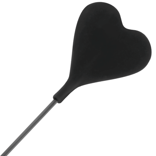 Cravache à plumes Darkness, de couleur noire, avec des plumes à un bout et la cravache à l'autre