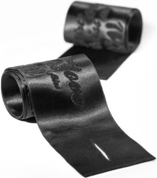 Les deux rubans en satin Bijoux Indiscrets Silky Sensual Handcuffs, avec leur motif velouté