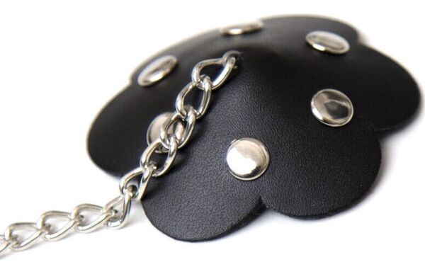 Cache-tétons Ohmama Fetish noirs en forme de pétale, avec leur chaîne métallique