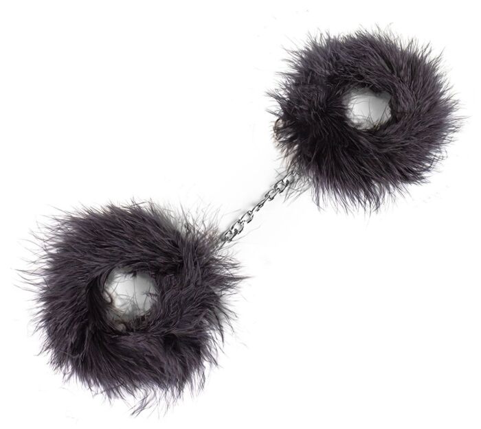 Menottes SECRETPLAY en plumes noires pour le bondage. Menottes SECRETPLAY en plumes noires pour le bondage.